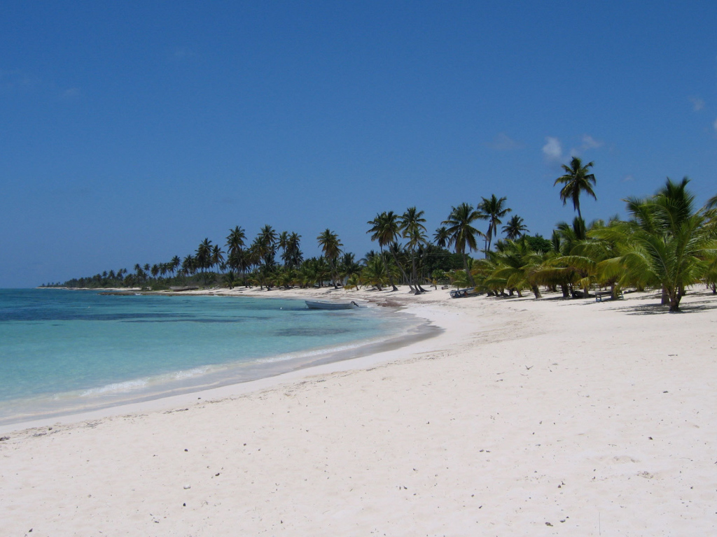 Красивый вид на белый пляж