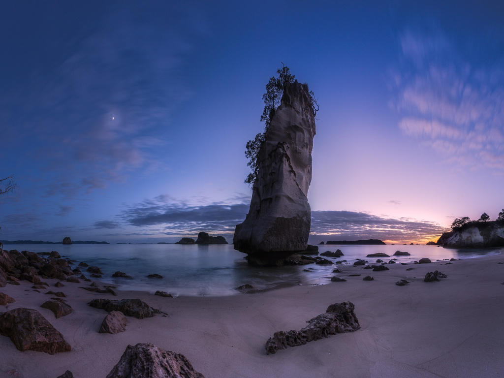 Скала у пляжа