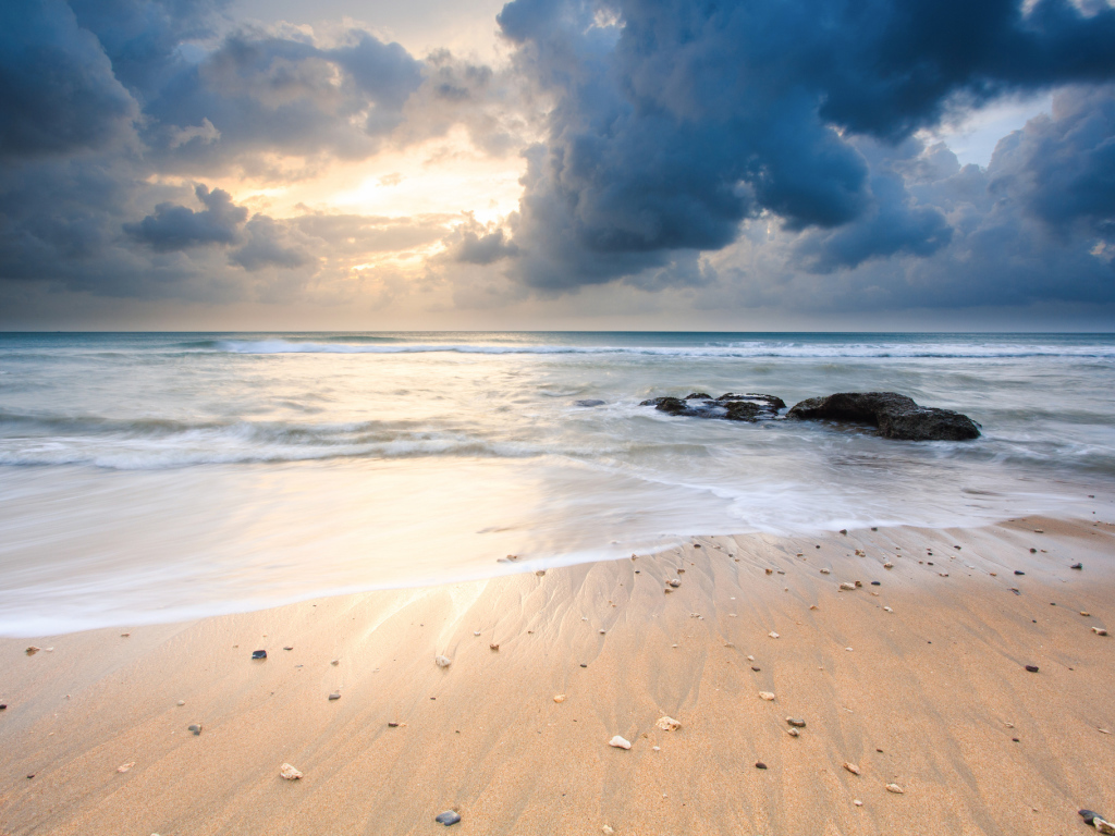 Черные облака над пляжем