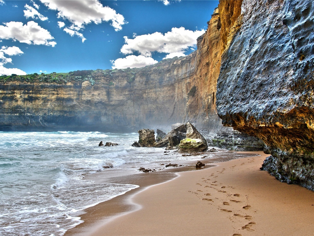 Следы на песке у моря