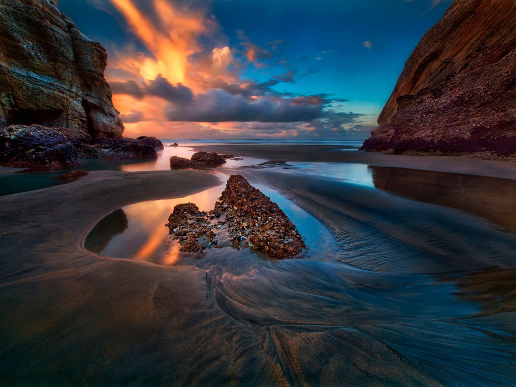 Красные облака над морем