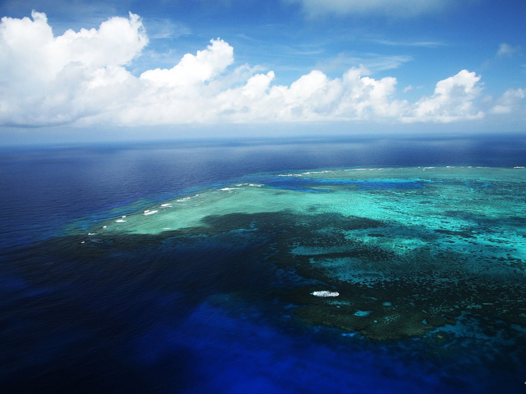 Белые облака над океаном