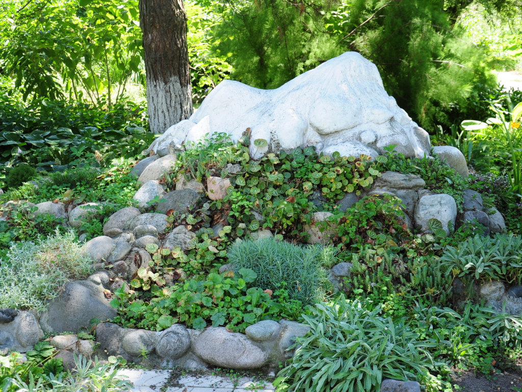 Альпийская горка в саду