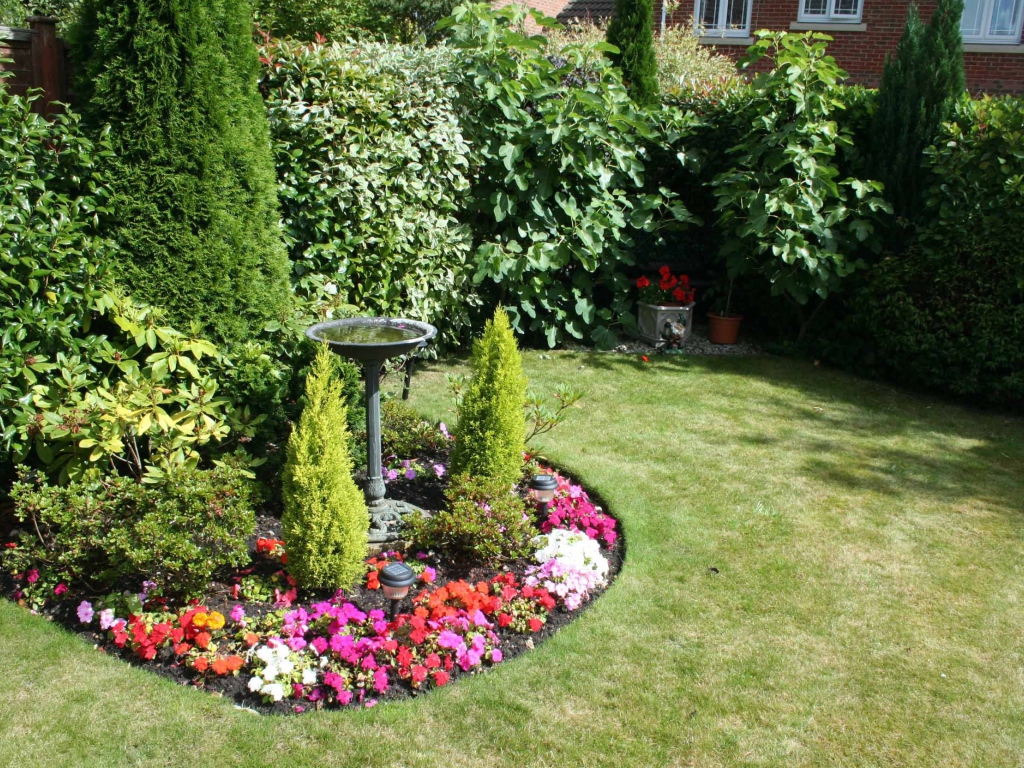 Красивая альпийская горка на газоне