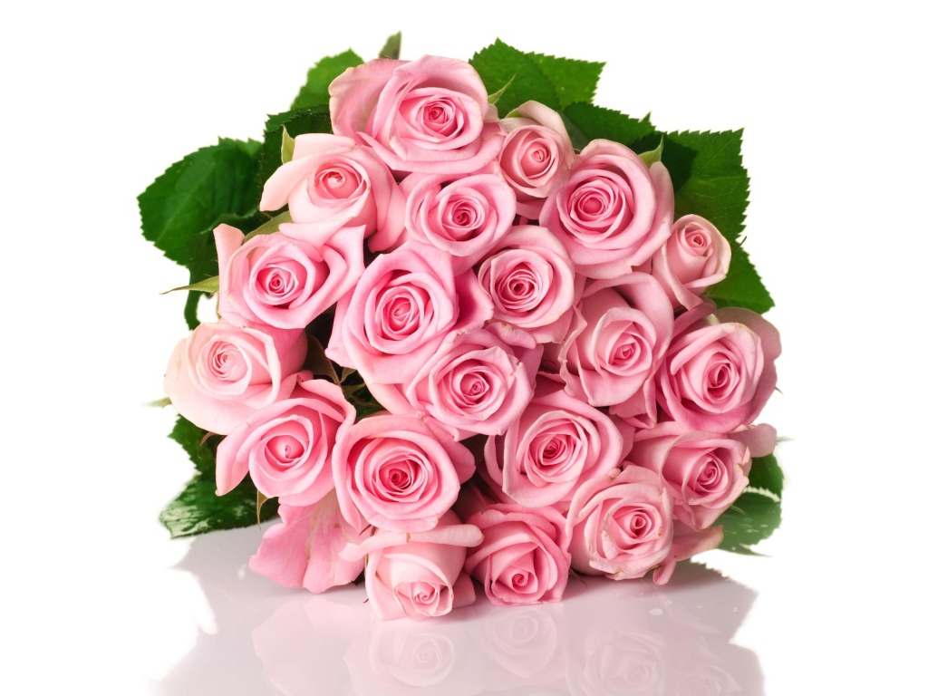 Букет роз на блестящей поверхности