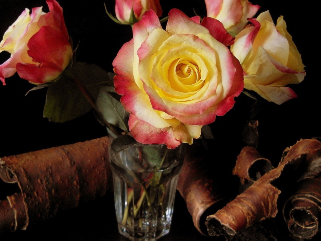 Розы в стакане