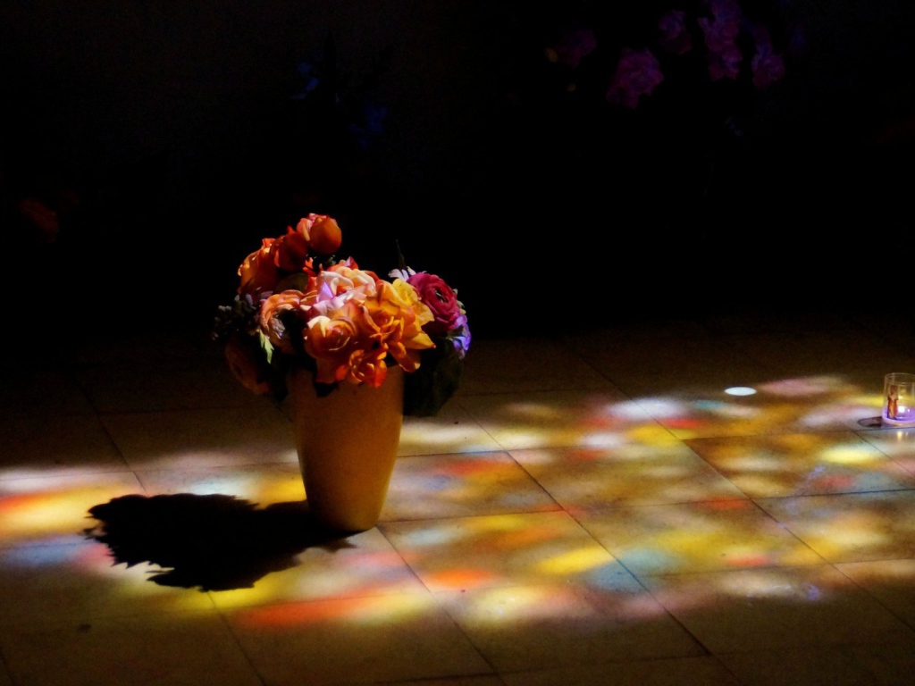 Ваза на полу с осенними цветами