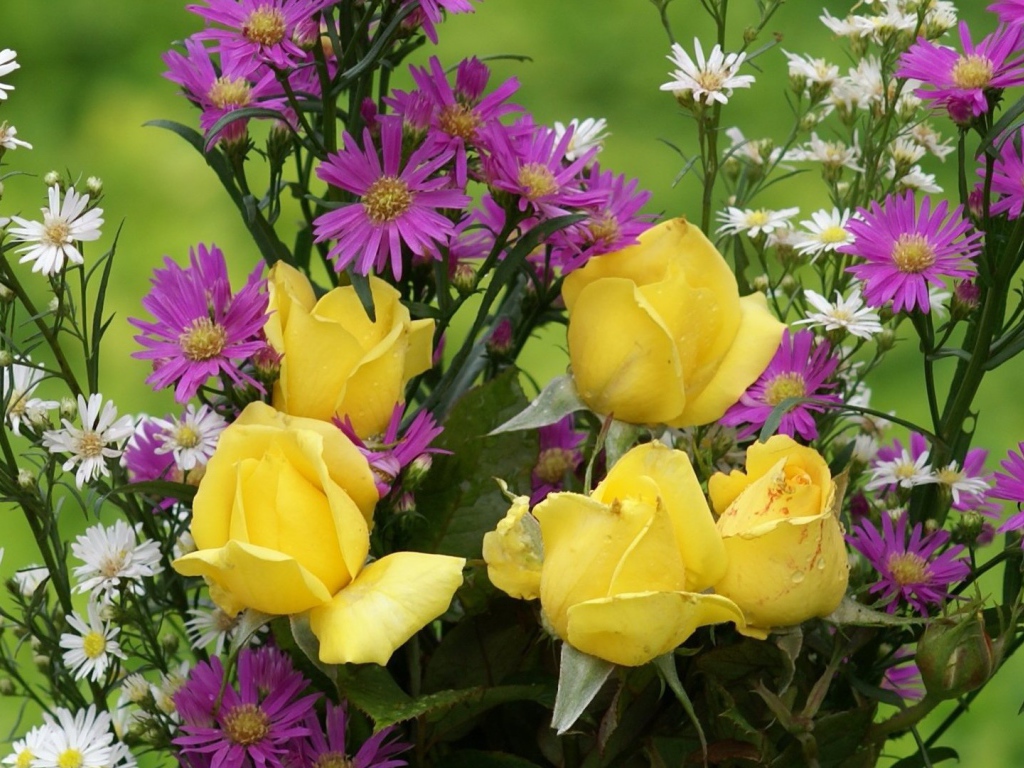 Жёлтые розы и другие цветы в букете