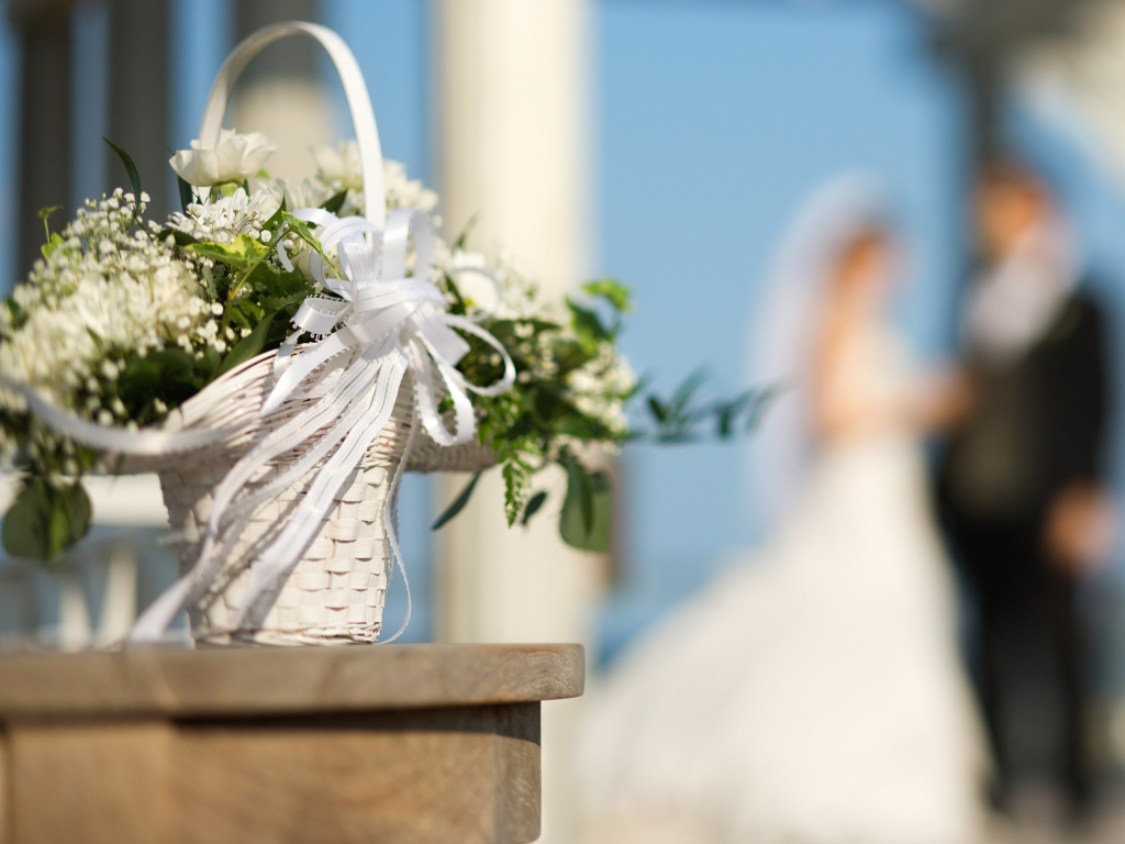 Свадебный букет в белой корзине