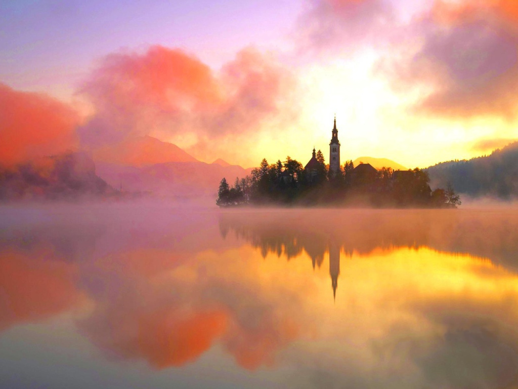 Остров на озере в тумане