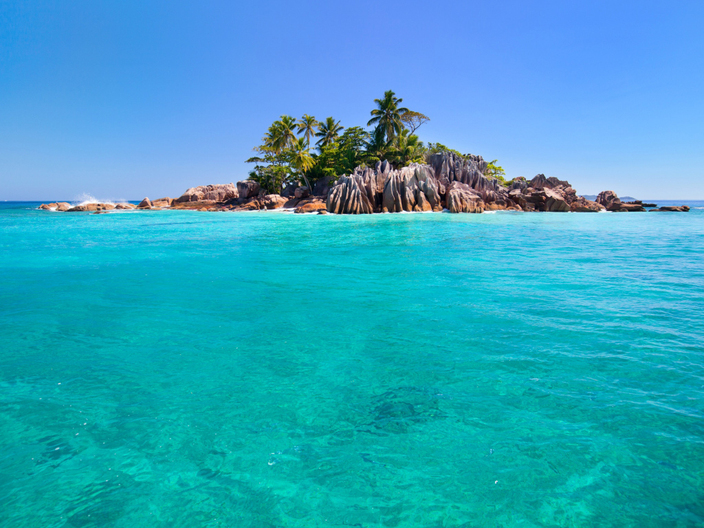 Скалы на острове