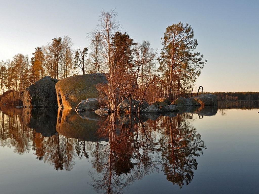 Каменный остров на озере