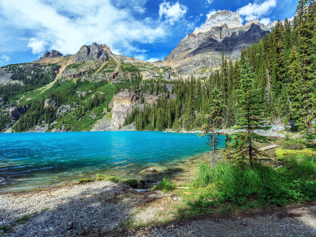 Голубое озеро у гор