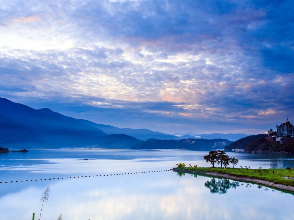 Голубые горы вдали