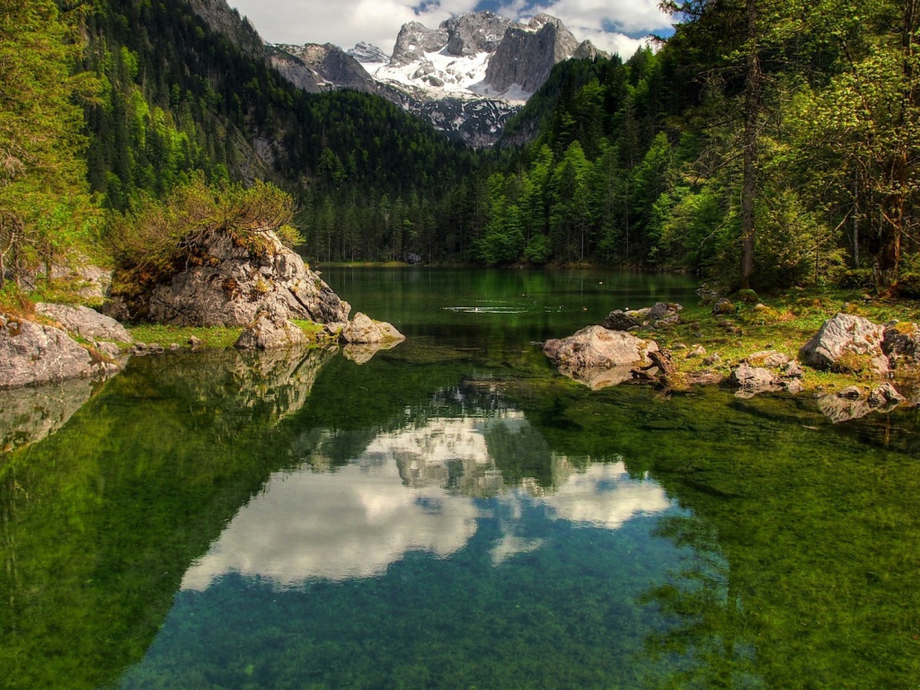 Озеро в горной долине