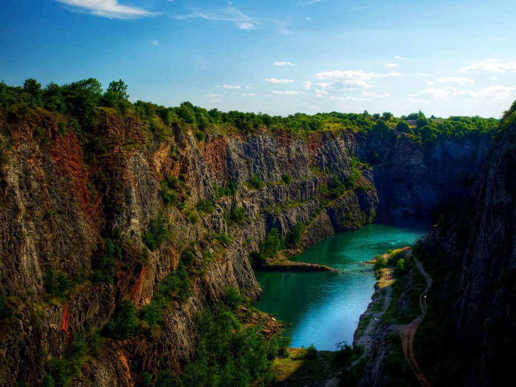 Озеро в каньоне