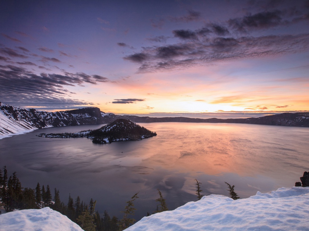 Горное озеро с островом