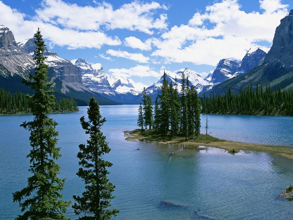 Горное озеро с островом и деревьями