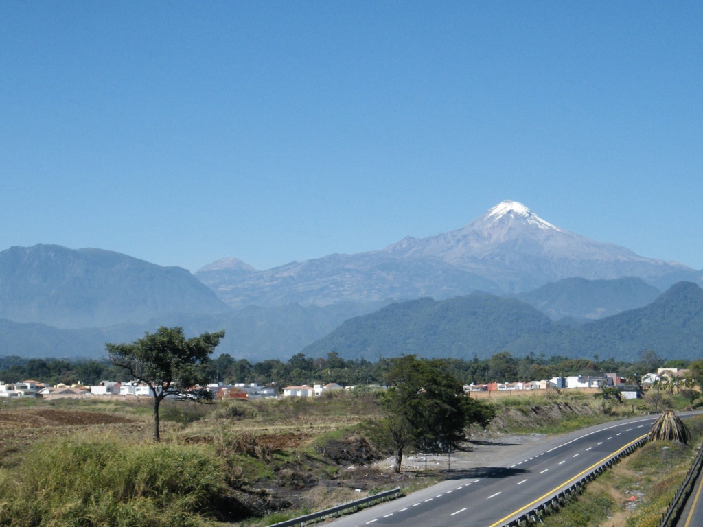 Белоснежная вершина горы