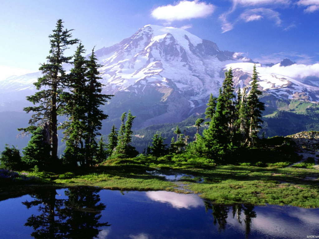 Снежная гора вдали