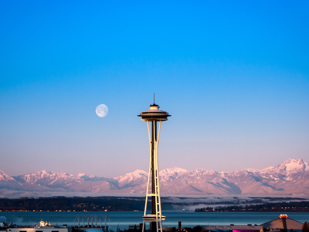 Башня на фоне гор