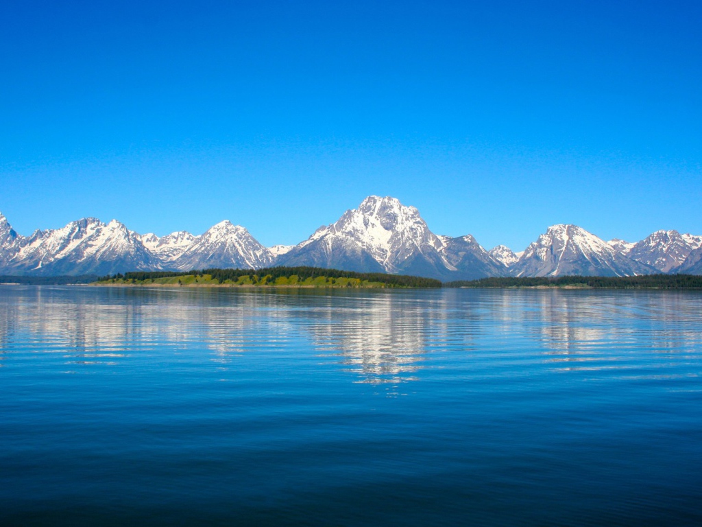 Белые горы на берегу озера