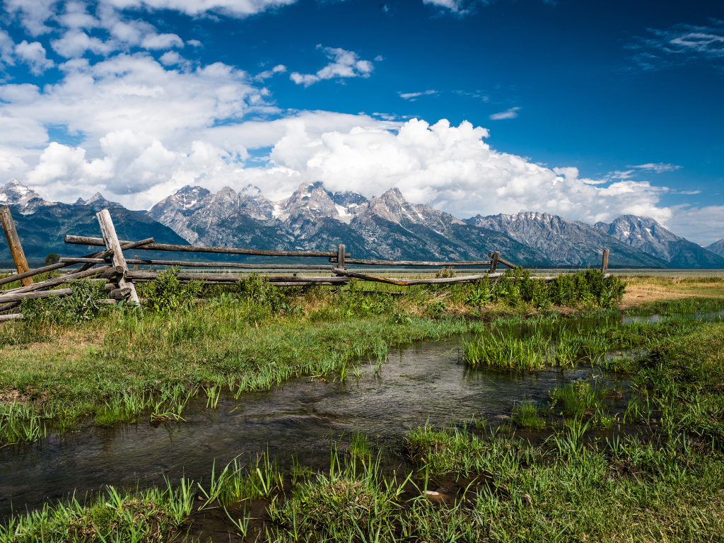 Деревянная ограда на фоне величественных гор