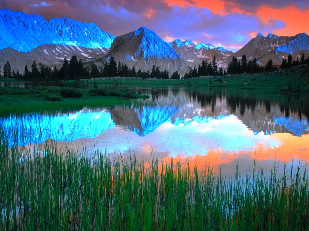 Синие горы освещенные солнцем