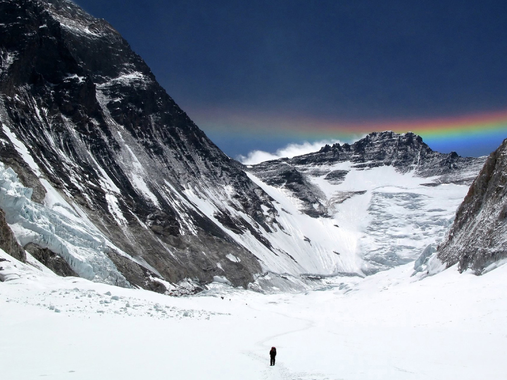 Человек идет на Эверест