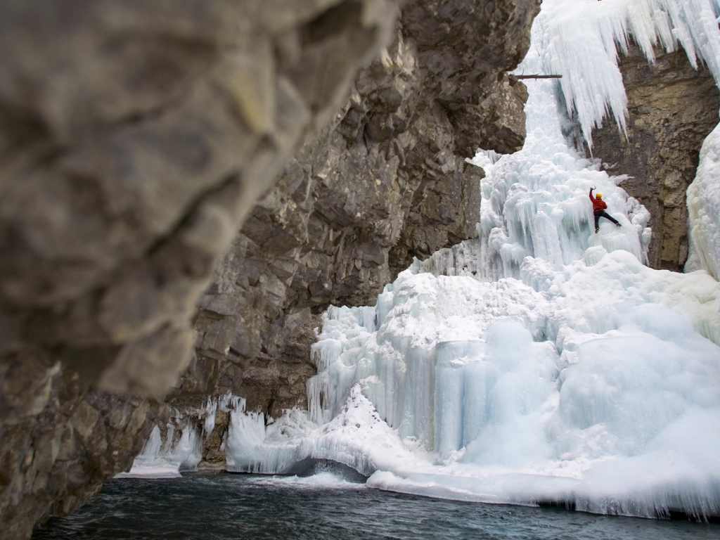 Человек поднимается на ледник