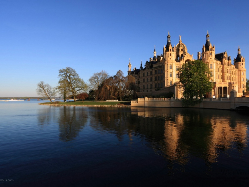 Старинный храм на острове