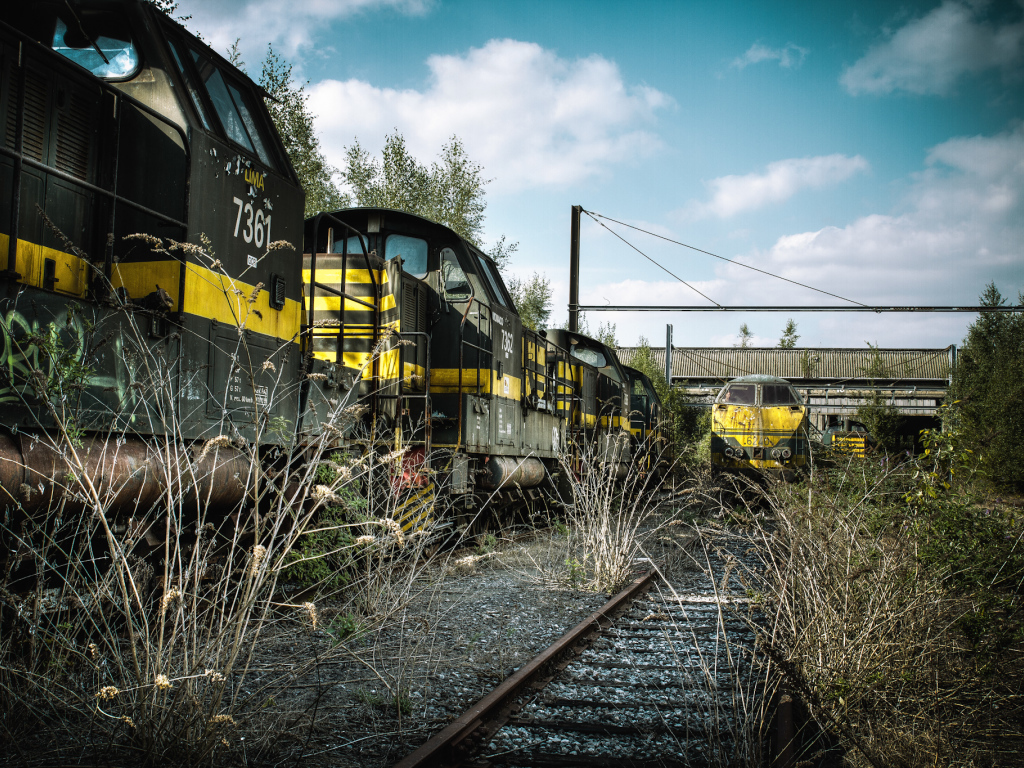 Старая заросшая травой железная дорога