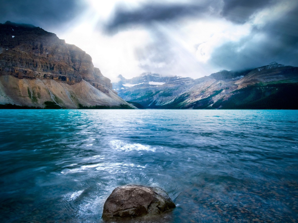 Камень у берега озера