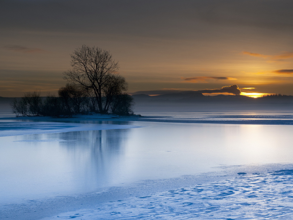 Закат над голубым озером