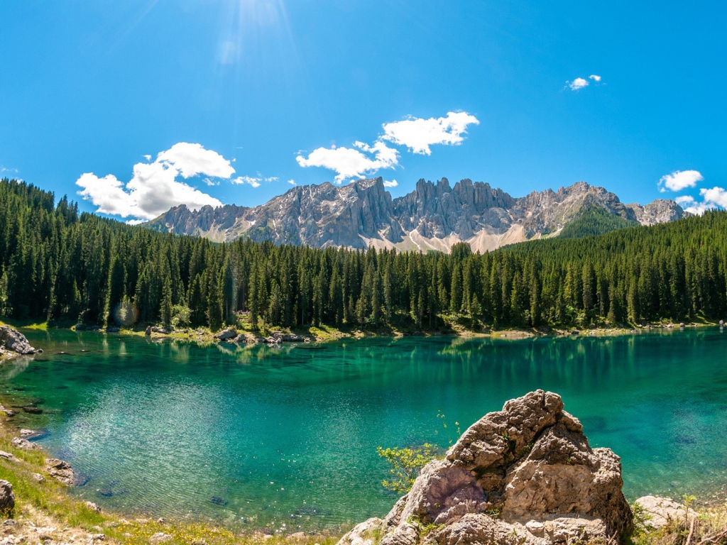 Бирюзовое озеро в горах