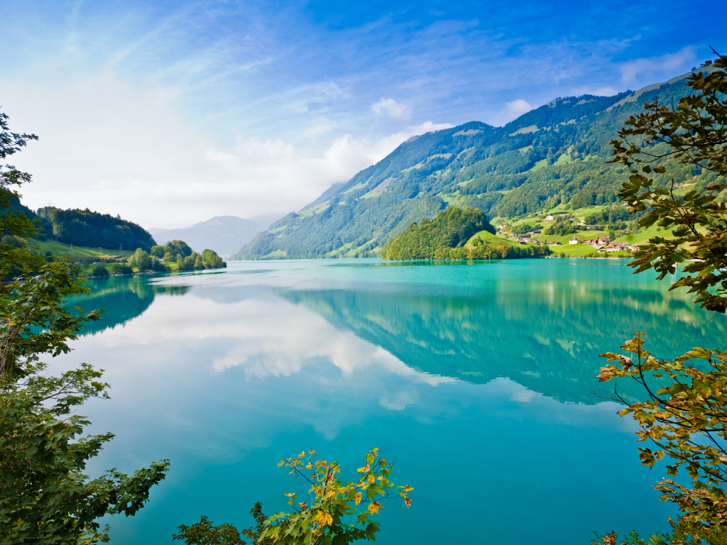 Бирюзовое озеро в горах