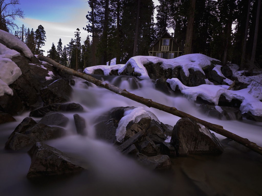 Дом у горной реки