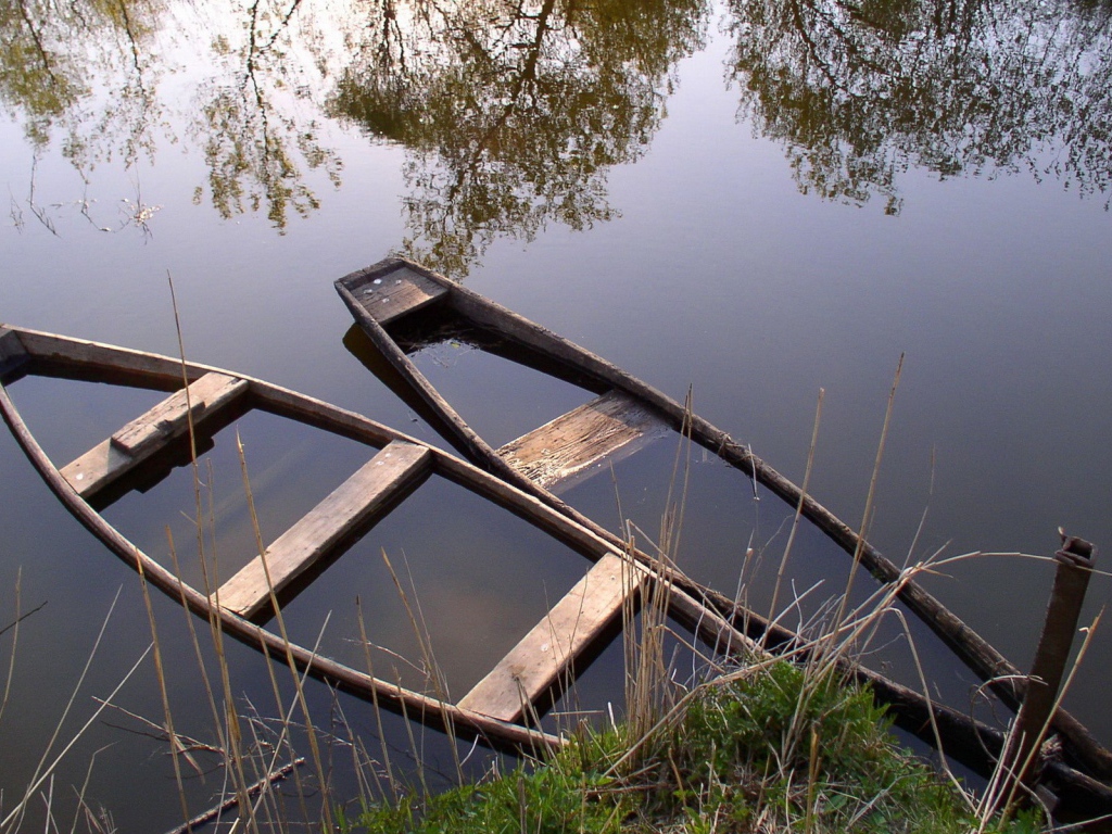 Утонувшие лодки на озере