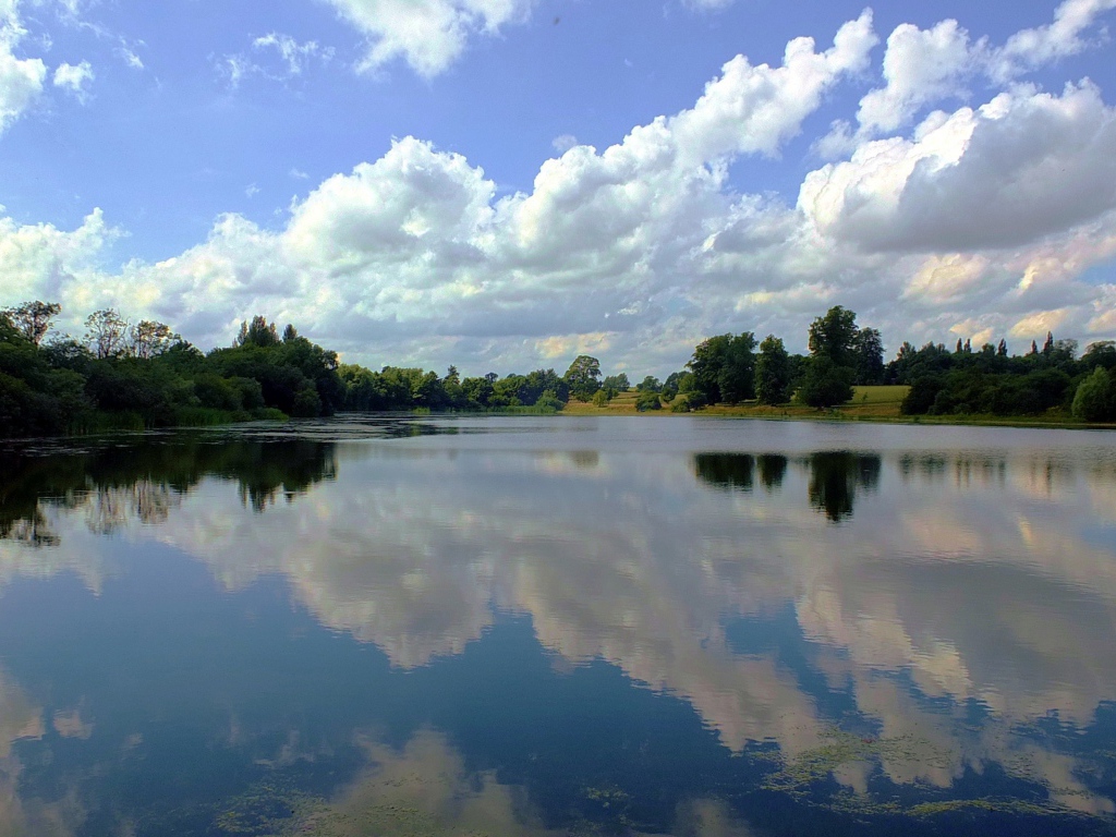 Облака отражаются в озере