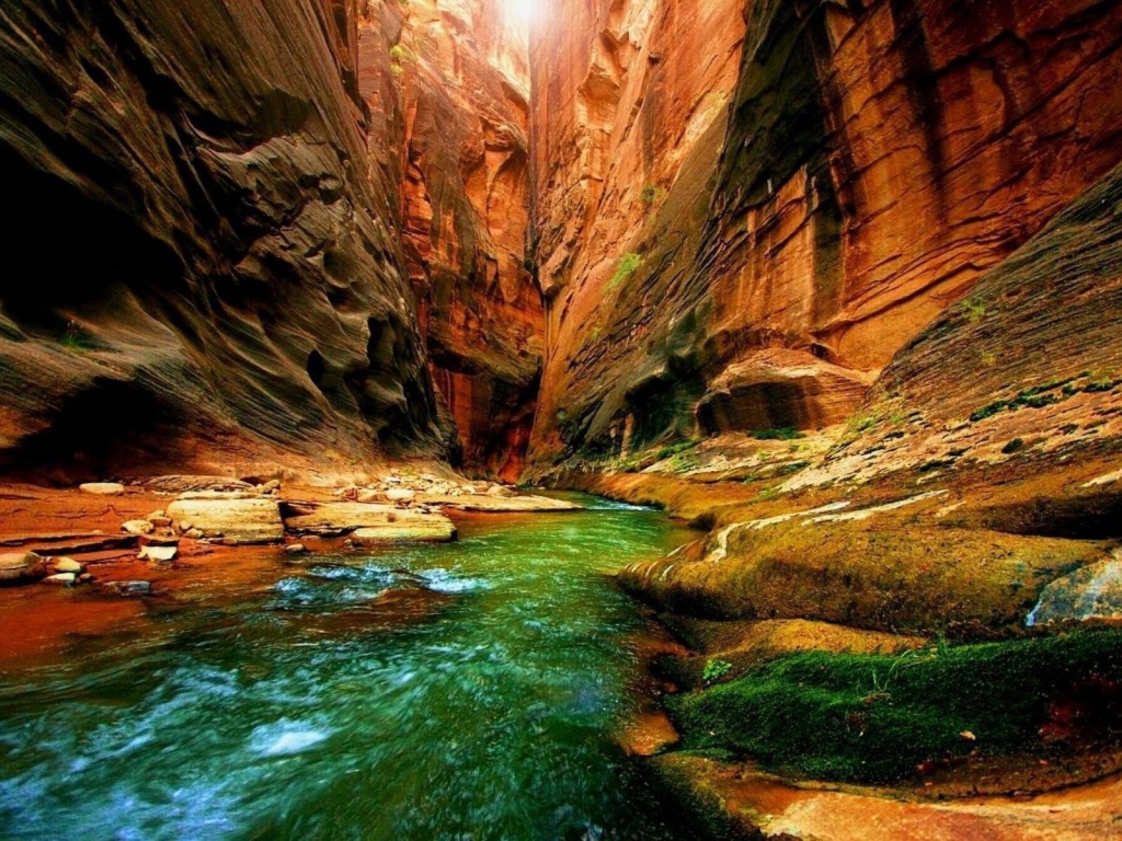 Зеленая река в ущелье
