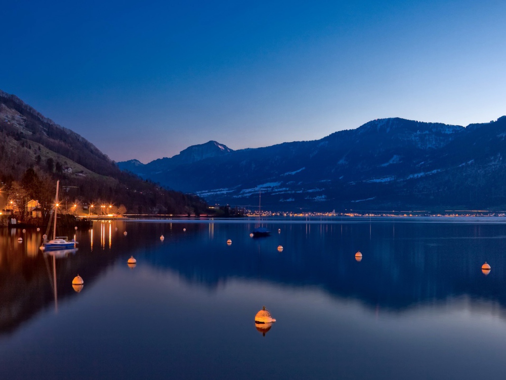 Тихая вода среди гор