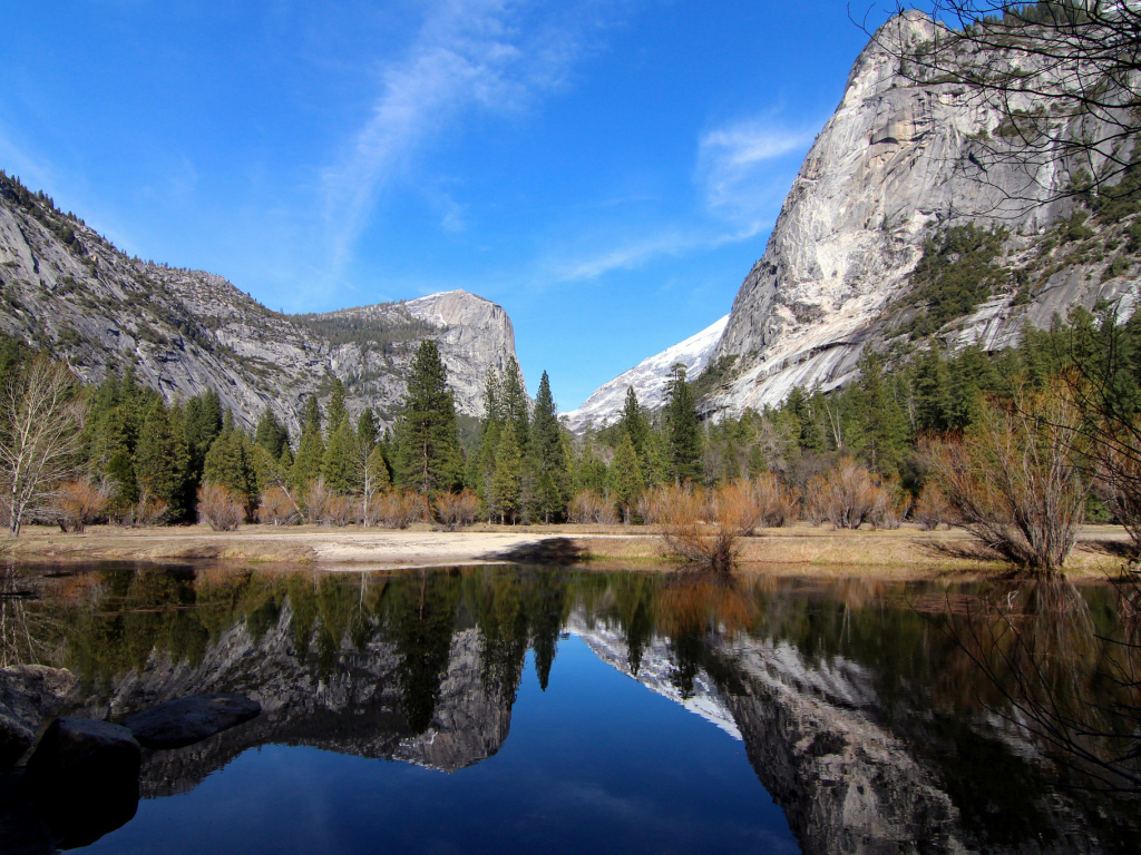 Отражение гор в озере