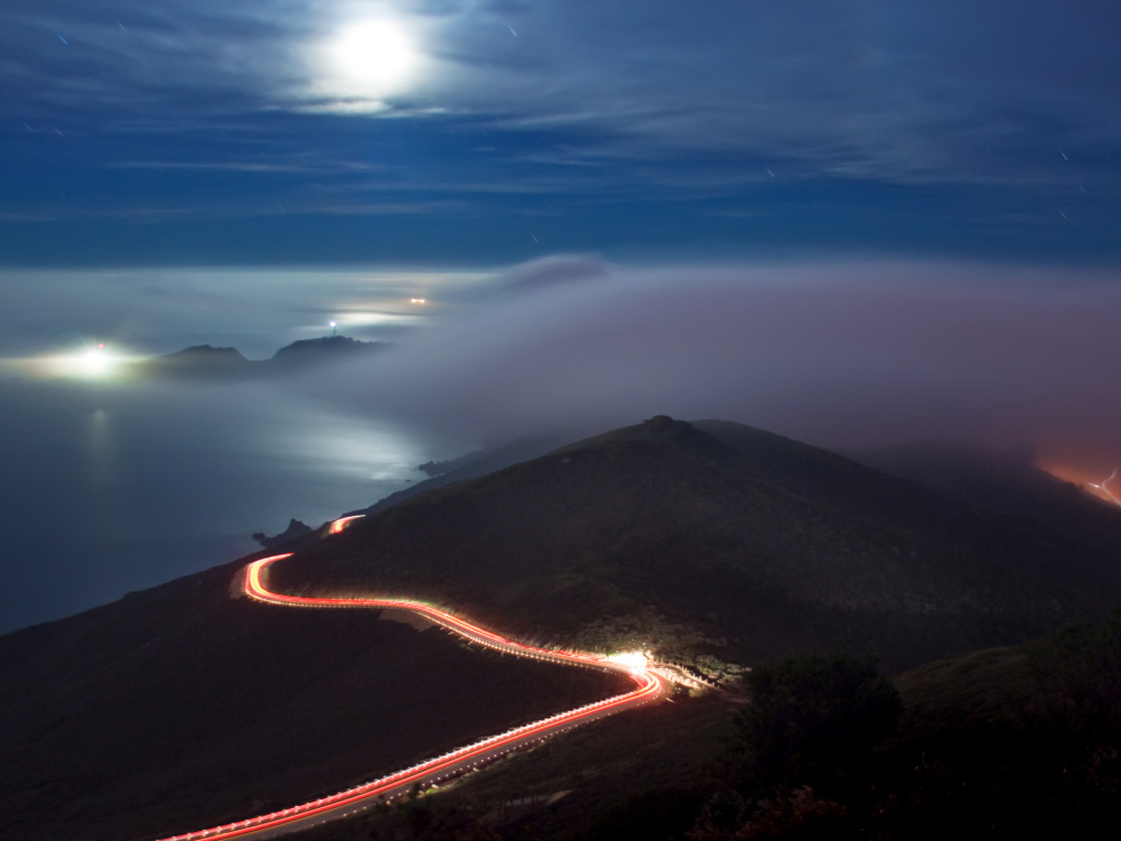 Светлая дорога вдоль моря