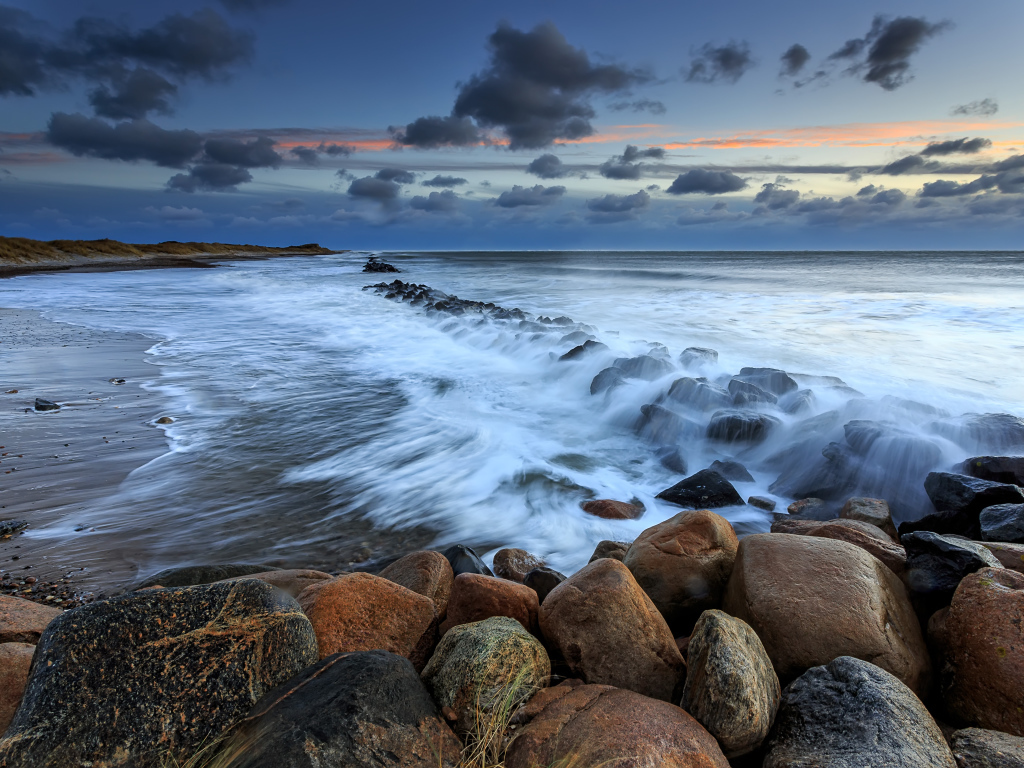 Накатывает седое море