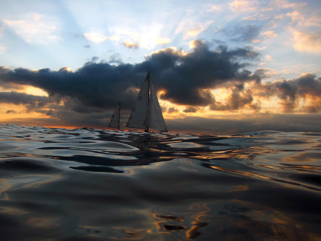 Парусники в море вечером