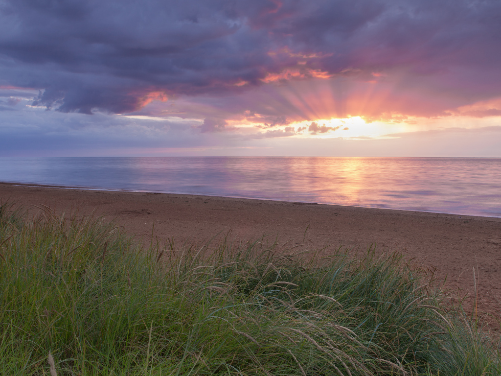 Море и лучи вечернего солнца
