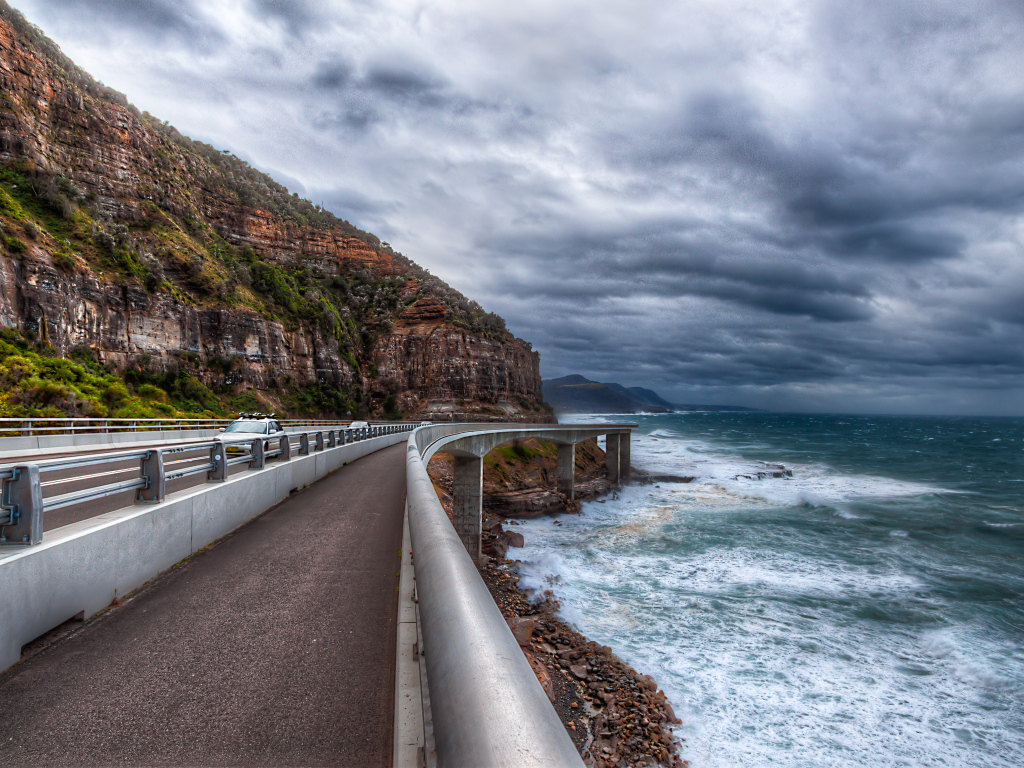 Дорога у берега моря