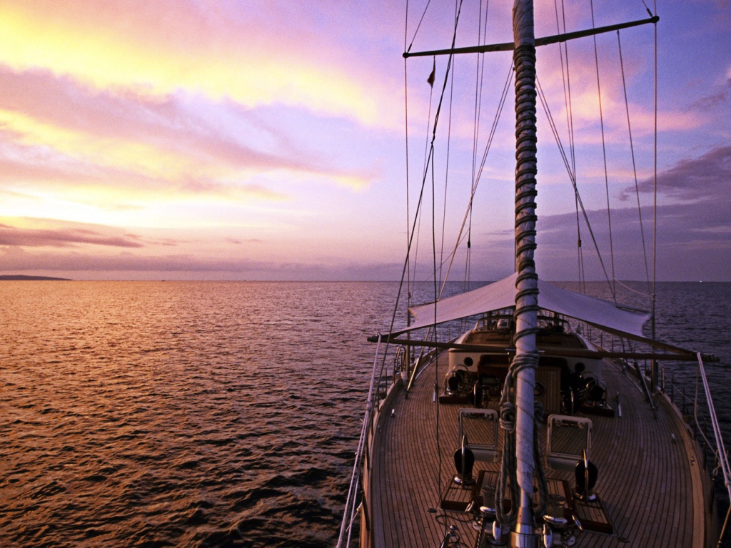 Яхта в море