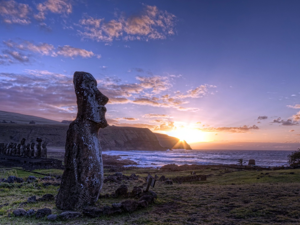 Статуя на берегу моря