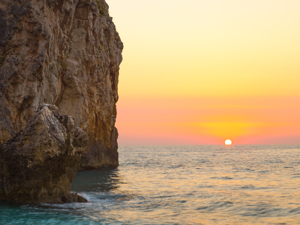 Красивый закат в Греции